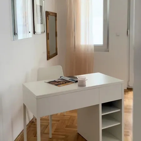 Cozy Work-friendly Flat With Backyard Near Forest 아파트