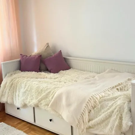 Cozy Work-friendly Flat With Backyard Near Forest 아파트 베오그라드